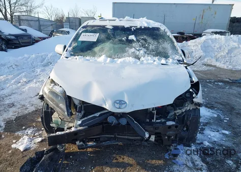 2017 Toyota Sienna Se Premium 8 Passenger z USA, uszkodzony, nr VIN 5TDXZ3DC7HS781148